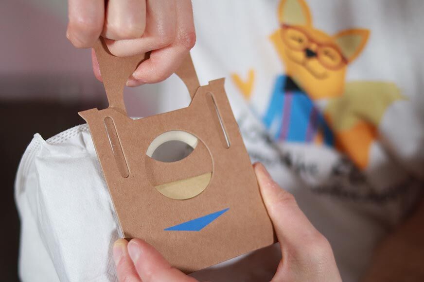 der Selbstverschluss des Staubbeutels der Yeedi Vac Station ist in der Nahaufnahme zu sehen.